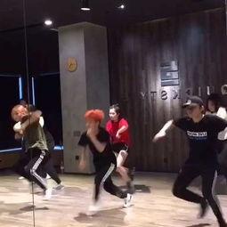 成人律动舞蹈镜面视频,探索成人律动舞蹈的魅力-第3张图片-亚洲AV中文无码乱人伦