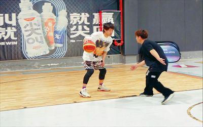 成人篮球趣味训练视频,轻松提升成人篮球技能的秘诀解析-第2张图片-亚洲AV中文无码乱人伦