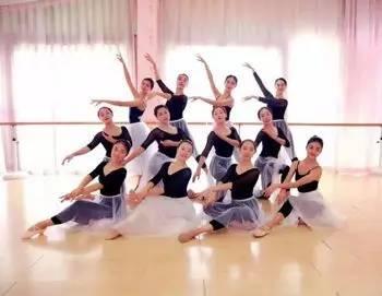 成人舞蹈拿扇子视频教学,跟随视频教程，轻松掌握成人舞蹈扇子技巧-第2张图片-亚洲AV中文无码乱人伦