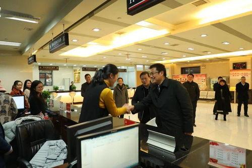 18岁成人礼服拖地视频,18岁成人礼礼服拖地瞬间，青春足迹映衬成长轨迹-第3张图片-亚洲AV中文无码乱人伦