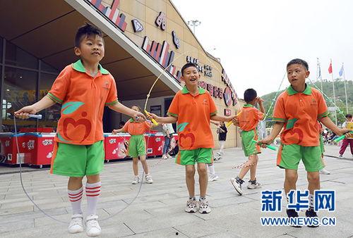 成人集体大跳绳视频,激情四溢的健身盛宴-第2张图片-亚洲AV中文无码乱人伦