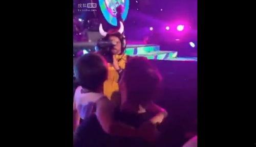孩子抱起成人的表演视频-第1张图片-亚洲AV中文无码乱人伦